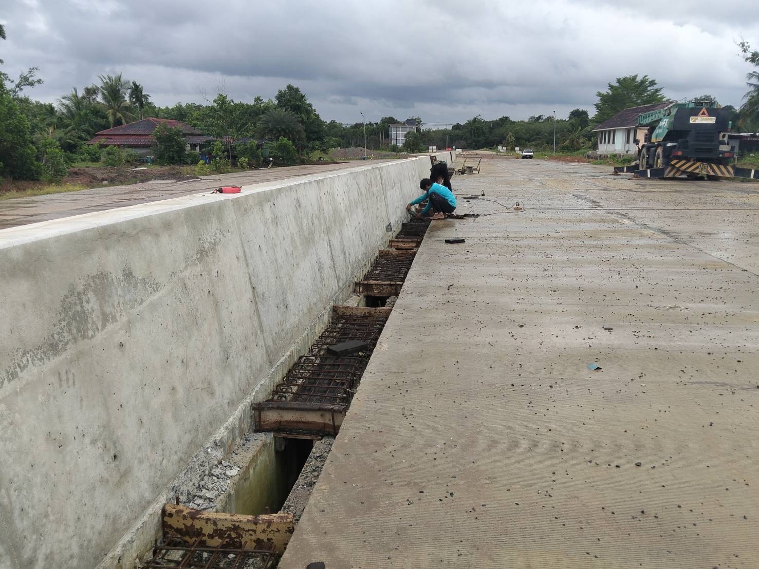 งานเทคอนกรีตฝารางระบายน้ำ คสล.  R.C. U-Ditch สาย ข และค1